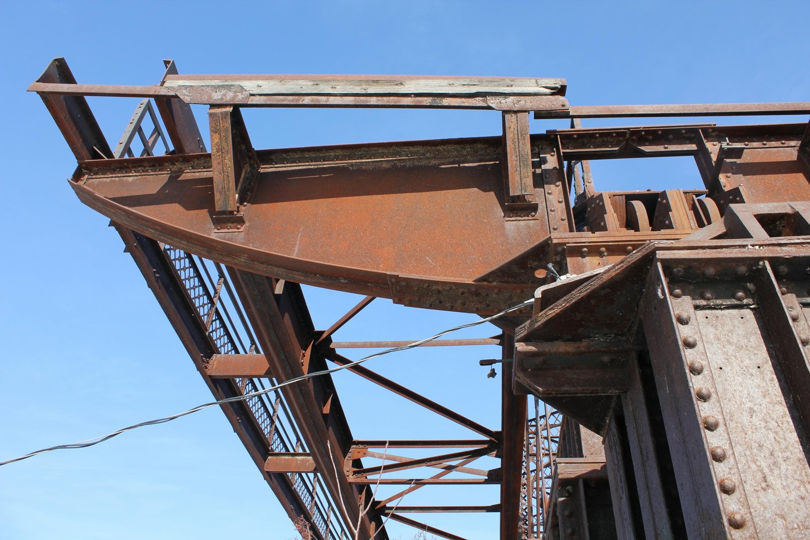 Cantilevered deck detail